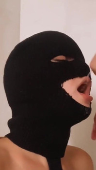 Muie neglijentă în mască - o mulțime de spermă pe față