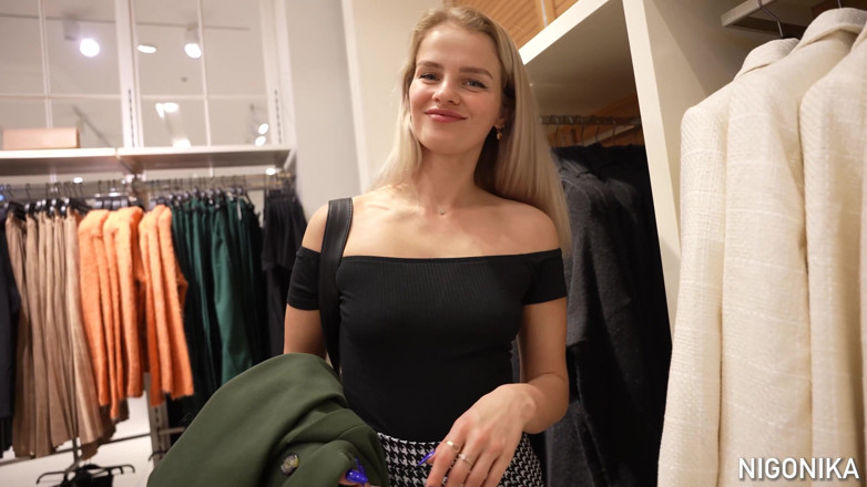 NIGONIKA: Complet - la prof rencontre un élève dans un magasin de vêtements...