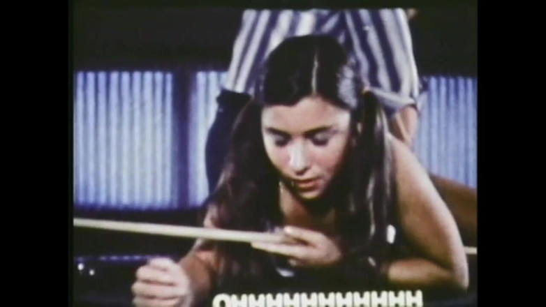 Vintage megastore: Bella teenager vintage che gioca a biliardo sbattuta duramente da...