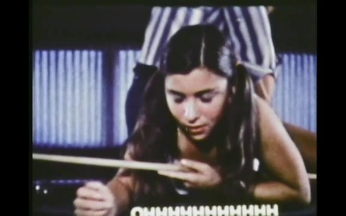 Vintage megastore: Teen cổ điển dễ thương chơi bi-a bị nện mạnh bởi...