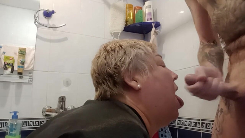 Zona901: J'ai surpris mon beau-fils sous la douche et je l'ai...