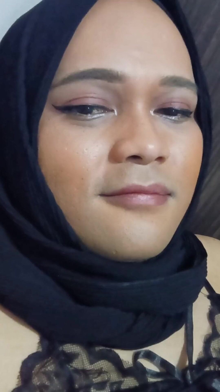 Ivvy Crossdresser: Crossdresser em lingerie esfregando seu pau