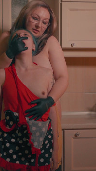 Domination dans la cuisine, main sur bouche - une belle-mère soulève sa petite belle-fille après l’avoir utilisé