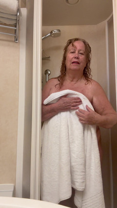 Big Ass 4 U: Бабушка принимает душ после того, как налила круглой округлый