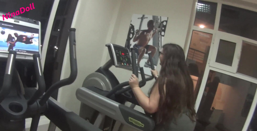 Nina Doll: 運動中に大きな胸がシャツから落ちてしまった