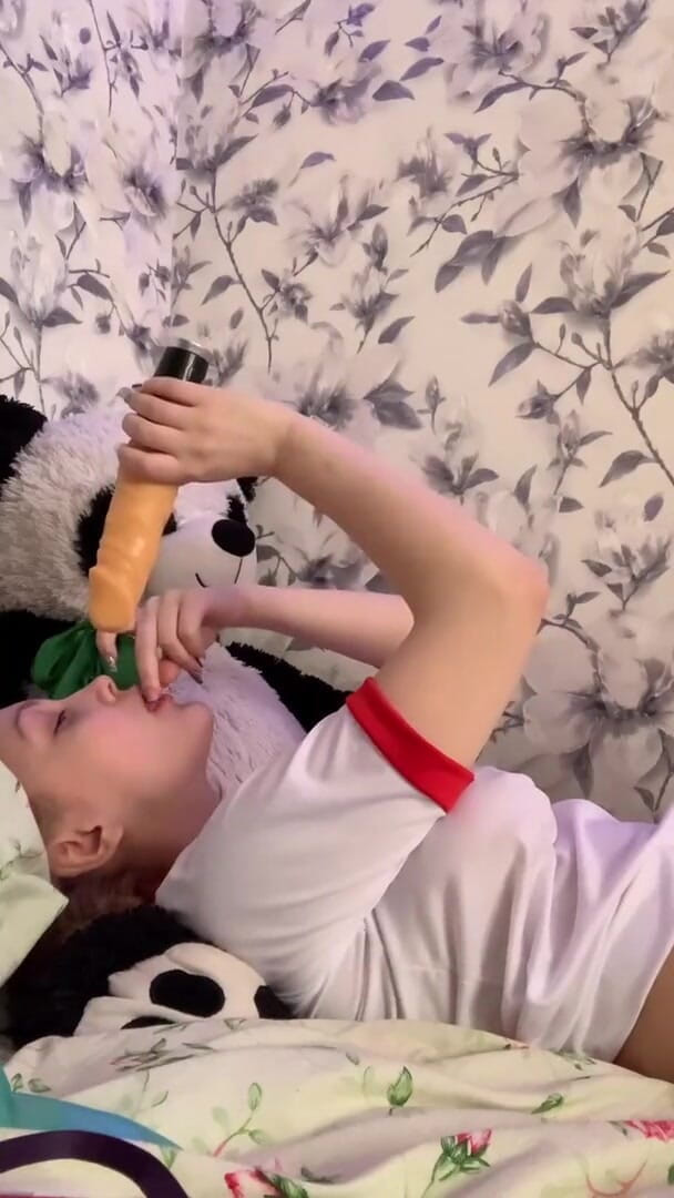 SashaSweet69: Obciąganie na dildo i titjob