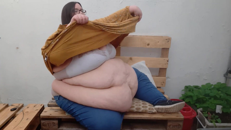 SSBBWLadyBrads: SSBBW secret garden belly and boob play