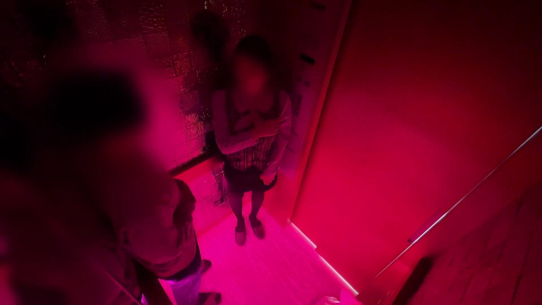 marutahub: Liftseks. Kantoorgebouw op vakantie. Een man en een vrouw ontmoeten...