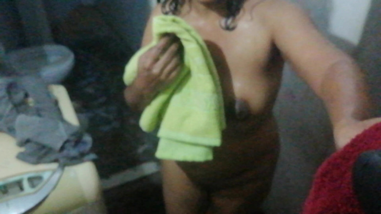Tina Baby: แม่บ้าน Desi เป็นคู่หูอาบน้ําของผัวใต้จมูกเมีย