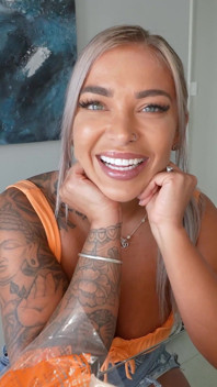 Ma chaudasse australienne sexy à gros nichons joue avec une grosse bite noire ! - Touchmywife -