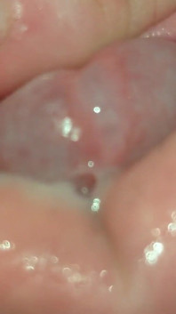 Agujero de primer plano goteando y tragando semen vestida con medias de lencería y tragando propio esperma masturbándose sin cortar