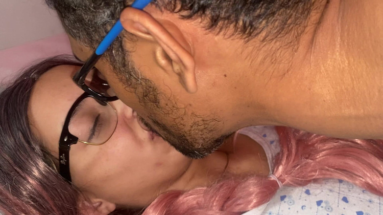 Erikadiamond: 私はサガー・ダディと部屋を共有しています。主よ、よく犯してくれて、彼は私のミルクを全部吸い取ります