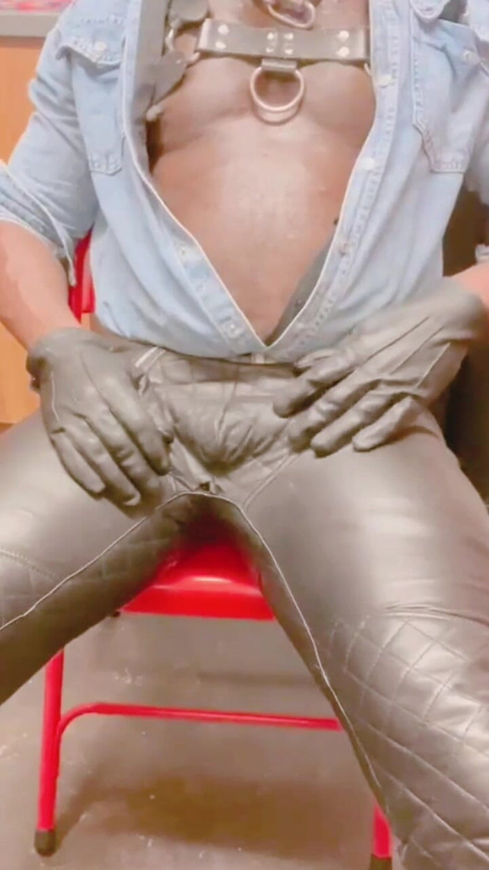 Black mature kinky muscle: Leren gespierde stiefvader solo tietenspel