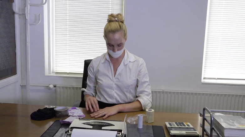 Restricting Ropes: Ariel Anderssen, ingoiandosi