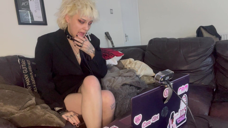 Glitterqueen1999: Goth a une douleur cardiaque et auto-résus cpr