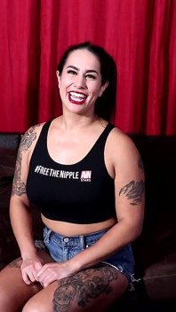 Misty Meanor est tout sourire avec une langue dans le cul !