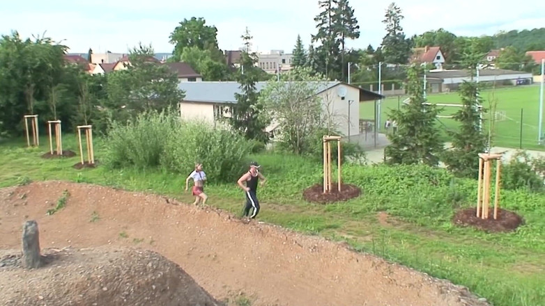 Bananas with Melons: Chutní začátečníci Scéna-4 štíhlá blonďatá studentka si užívá šukání na venkově