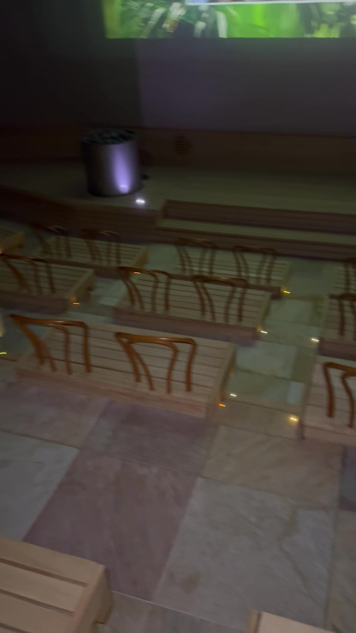 Bonieclydeerotik: 公共サウナ、温泉、映画館、フェラチオ、ドッグが後ろから立って熱く汗をかき、喜んでいたカップルが二人きりで捕まった