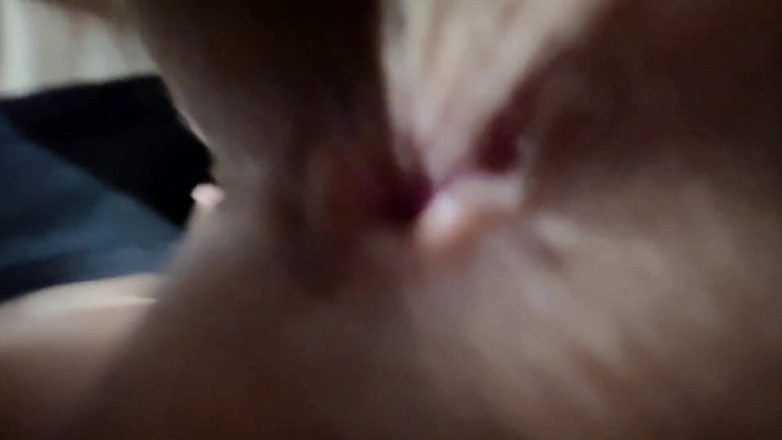 Gigi oficial: Fata se uită la televizor, așteptând sfârșitul poveștii, dar pula...