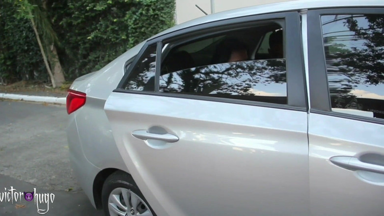 VictorHugo: Un couple baise dans la voiture