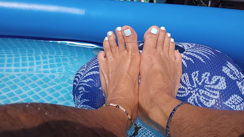 Midsouth Foot Fetish: Showing off My Wet Feet in the Pool