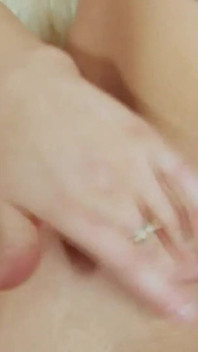 MILF blonde melancap dengan dildo biru hingga orgasme bergoyang