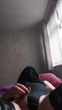 Pequeña mariquita de clítoris se corre en lencería