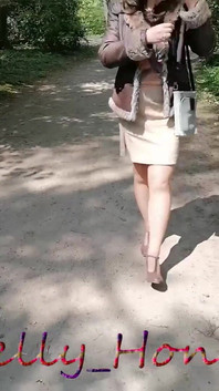 Jalan-jalan di musim semi yang indah di taman