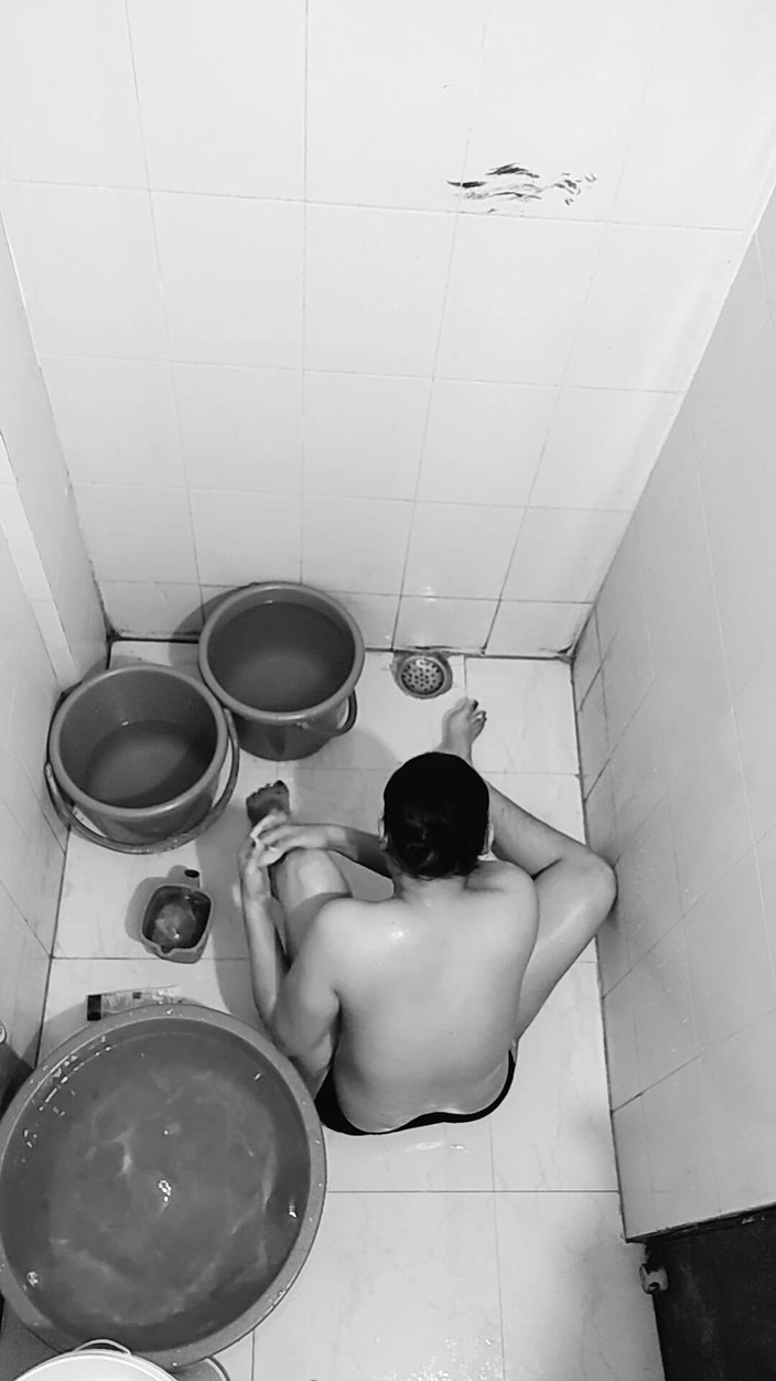 Khushboobhabi: India se bañaba en el baño