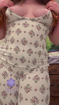 Une rousse sexy twerke en pyjama