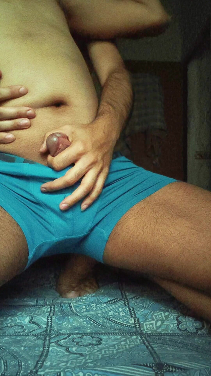 rruh_2024: W nocy przyjaciel zrobił penisa wyprostowany, potrząsając go, a następnie...