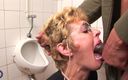 Mature NL: Napalona blondynka dojrzała dziwka ssanie kutasa w toalecie