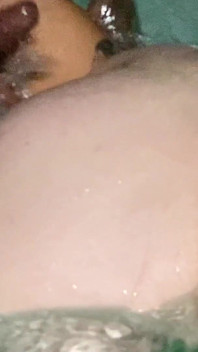 Kendra si tante seksi bertato dientot habis-habisan sama kontol besar pria kulit hitam di bak mandi