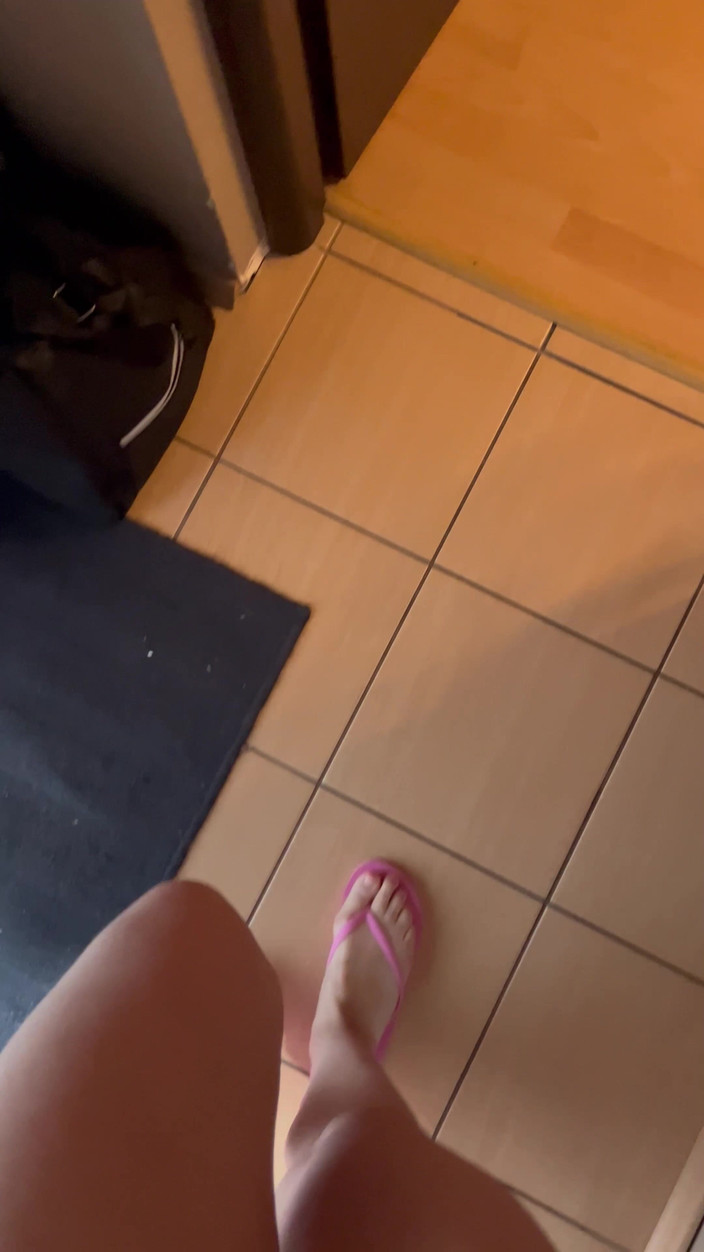 Feet: Bakış açısı: Parmak arası terlikli yürüyüş sesleri
