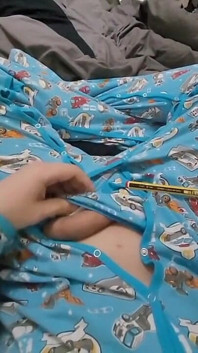 Klinkend in mijn volwassen romper Abdl