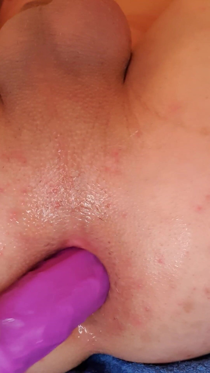 Timmyboy: Ele abriu a bunda com um vibrador roxo e colocou...