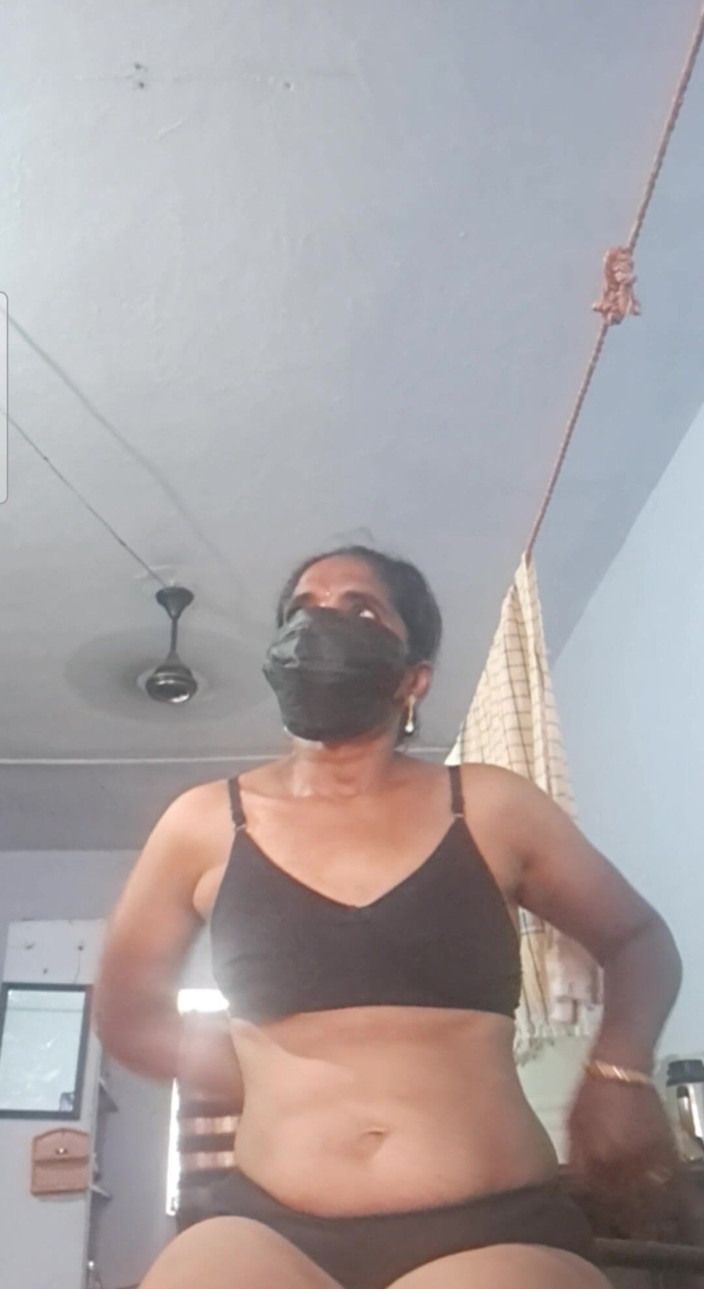 Jayaselvi: Makcik Tamil menjolok dan air kencing berlalu