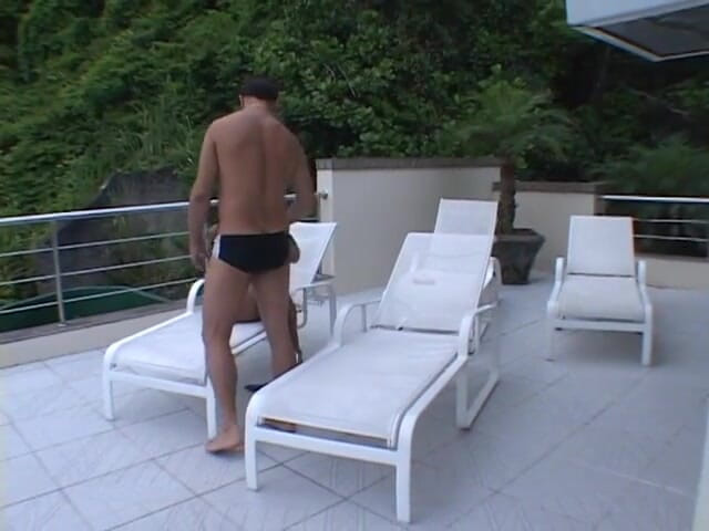 Anal seduction: Semental blanco recibe una mamada descuidada de ébano pequeño