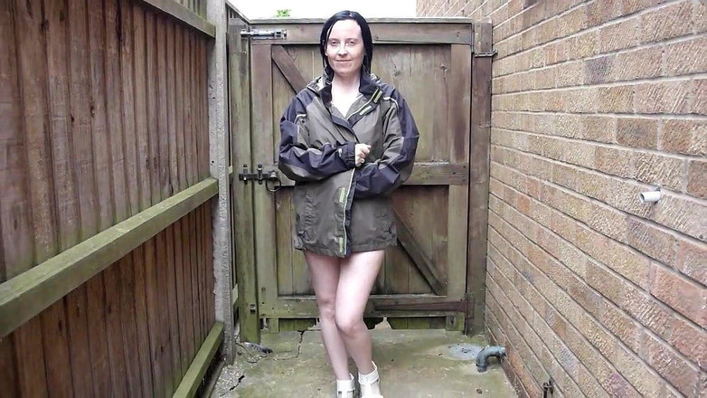 Littlevixen: Ukazování sandálů a pláštěnky venku