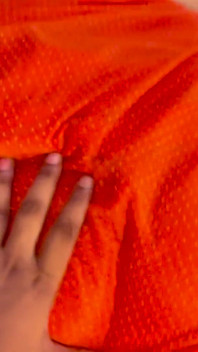 오렌지 사리 남편을 따먹는 Mehndi 손과 새로 결혼한 마누라