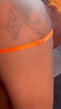 Zwarte babe neemt grote zwarte lul van echtgenoot
