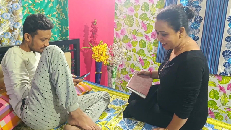 BIREA: Uma oficial de empréstimo de meninas indianas prometeu dar sexo