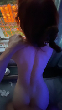 L'arcobaleno brilla nel cielo, e io mi godo il sesso con una donna dai capelli rossi