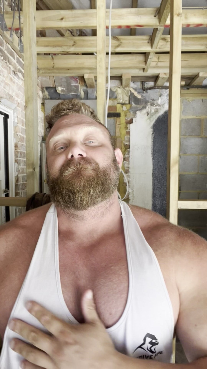 Jack stacked: Muskelbeugung vor dem fitnessstudio