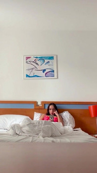 หญิงสาวถูกบันทึกภาพในห้องพักโรงแรม