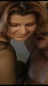 Домінуюча пизда мамки трахається у ванній кімнаті