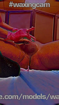 Aprendendo a remover pelos púbicos de um homem usando depilação de cera líquida