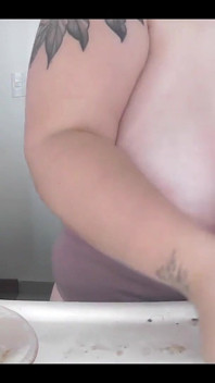 Cewek sange ini lagi asik aduhainya pakai piring