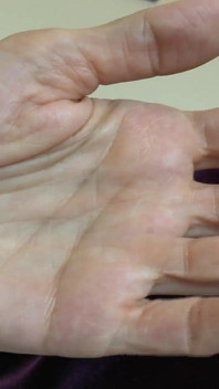 Mostrando lindas unhas vermelhas e se masturbando em suas calças, parte 3 - Lady Victoria Valente