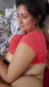 Vanessinha ammade och var härligt het när hon tittade på hennes bröst